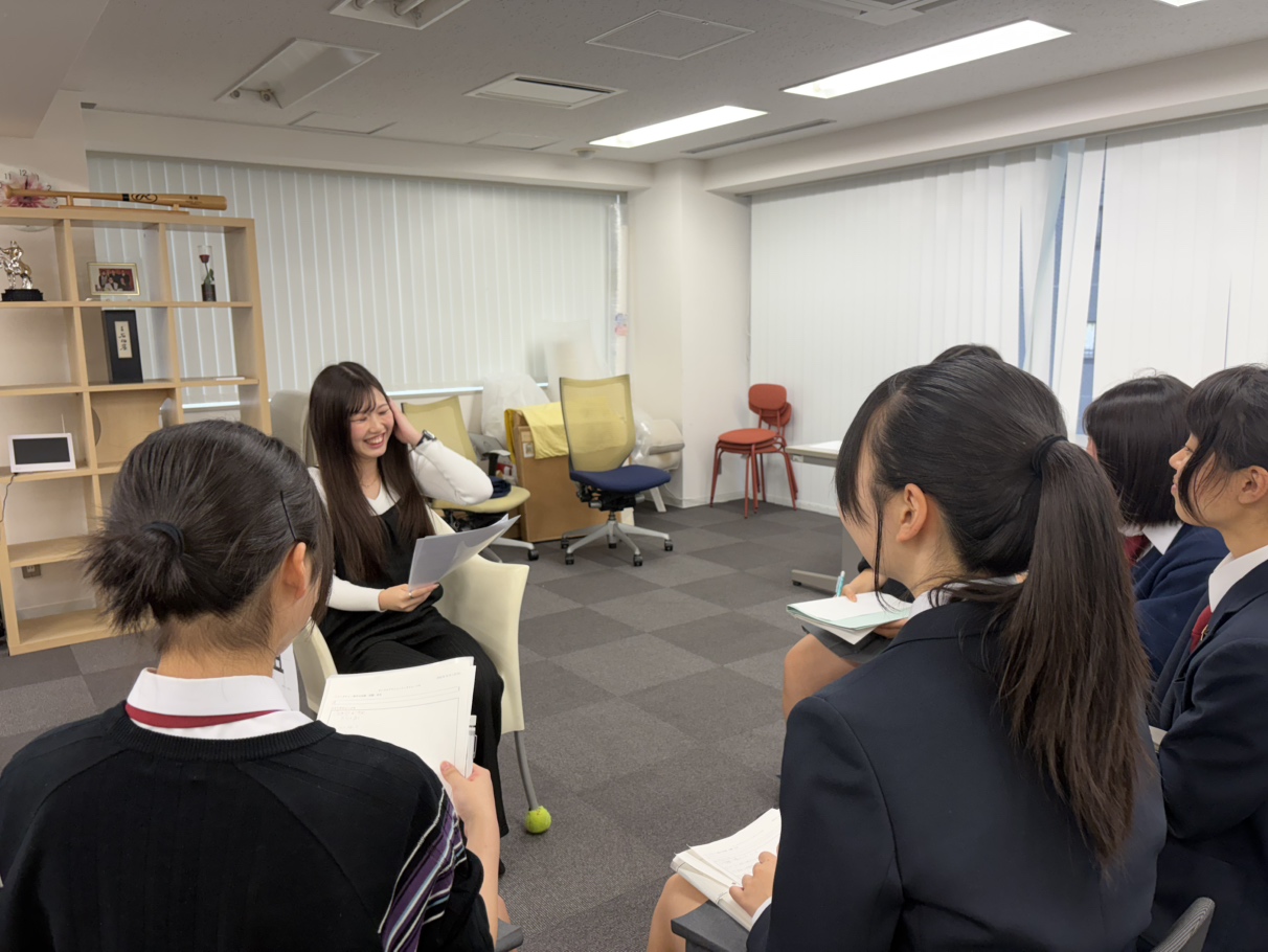 社員と生徒の皆様との笑顔でのインタビュー対話の様子